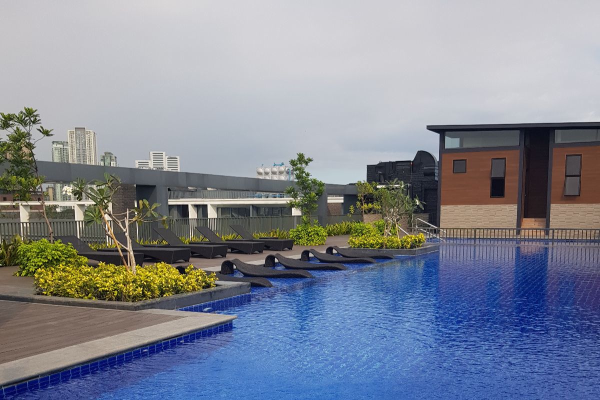 The pool at St. Mortiz condominium